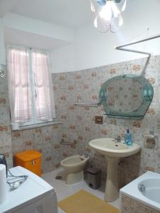 y baño con lavabo y aseo. en La Casa di Lina en Sezze