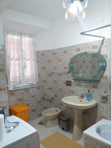 uma casa de banho com um lavatório e um WC em La Casa di Lina em Sezze
