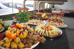 un buffet con muchos tipos diferentes de frutas y hortalizas en Glória Hotel, en Olímpia