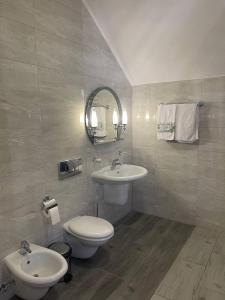 een badkamer met een wastafel, een toilet en een spiegel bij Зруб in Skhidnitsa