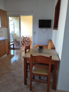 Televízia a/alebo spoločenská miestnosť v ubytovaní Ton Mari Apartments
