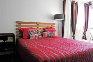 グリュイッサンにあるGrand studio la Presqu'île 2のベッドルーム1室(赤い毛布と枕付きのベッド1台付)