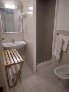 bagno con lavandino, doccia e servizi igienici di Les chambres de colema a Barrettali