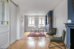 - une salle à manger avec une table et des chaises dans l'établissement Modern and design duplex in Lambersart close to Lille center - Welkeys, à Lambersart