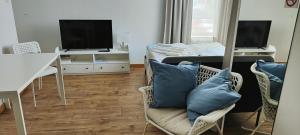 sala de estar con sofá y TV en Apartament Młynarska - indywidualny dostęp, en Piaseczno