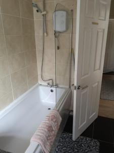 een badkamer met een bad en een douche bij A home away from home now with Netflix and PS4 in Blackpool