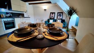 una mesa de comedor con vasos y un plato de comida en One Apartment's⎢Neu+Zentral⎢Alberstplatz⎢Altbau, en Coburg
