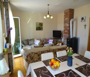 Televízia a/alebo spoločenská miestnosť v ubytovaní Lovely 3 bedroom apartment Lemi near beach