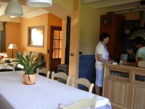 eine Frau steht an einer Theke in einer Küche in der Unterkunft Casa Rural Acebal in Santurde