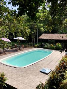 Swimmingpoolen hos eller tæt på Sítio Bagatelle com cachoeira e piscina!