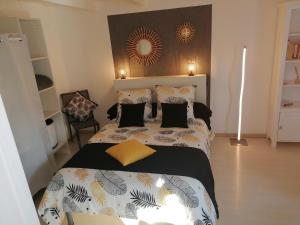 een slaapkamer met een bed en een spiegel aan de muur bij Le Cottage in Rochefort