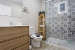 łazienka z toaletą i prysznicem w obiekcie Catedral VIEW Apartment by Cadiz4Rentals w Kadyksie