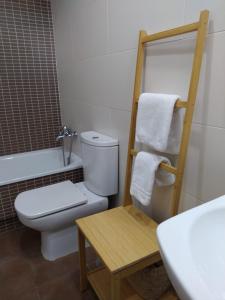 A bathroom at Casa Aurea-Apartamento zona antigua,parking y wifi by DeLabra Apartments Még 24 kép