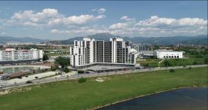 River Walk Sarajevo في سراييفو: اطلالة جوية على مبنى كبير في مدينة
