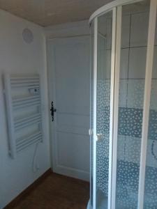 um chuveiro com uma porta de vidro na casa de banho em La Terrasse em Mers-les-Bains