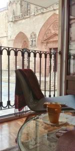 una silla negra sobre una mesa de cristal en Puerta al cielo Suite, en Burgos