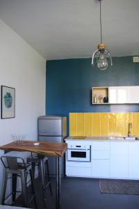 A kitchen or kitchenette at Au fil de l'eau Studio Le P'tit Mousse