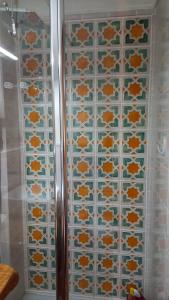 a shower with a tiled wall in a bathroom at Jardines del Acebron in El Rocío