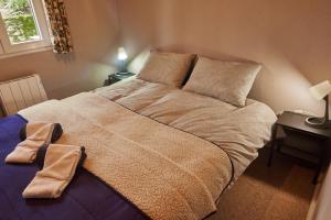a bed with two pillows on it in a bedroom at Escapadinha da Estrela - Penhas da Saúde in Penhas da Saúde