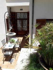 a patio with a table and chairs and a sink at Casa Amanada in Santa Margalida