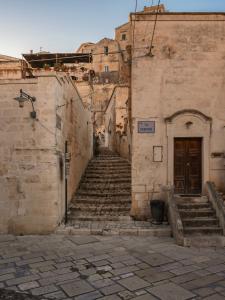 un callejón con escaleras que conduce a un edificio en San Giovanni Vecchio - Residenza, en Matera