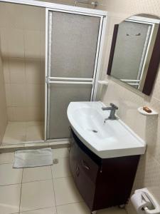 a bathroom with a sink and a shower at Tropical Dreams in San Andrés