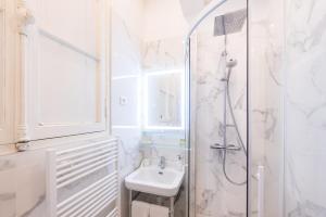 Ванная комната в Maison de Lignières - Guest House - Paris quartier Champs-Elysées