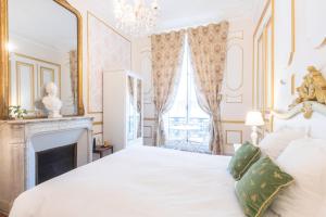 เตียงในห้องที่ Maison de Lignières - Guest House - Paris quartier Champs-Elysées