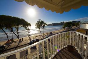 Sol Nascente Hotel Pousada Beira Mar في ناتال: شرفة مطلة على الشاطئ