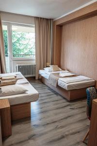 A bed or beds in a room at Hotel Garni