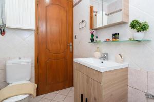 Kúpeľňa v ubytovaní Central penthouse in quiet neighborhood near sandy beach + 21 fotografií