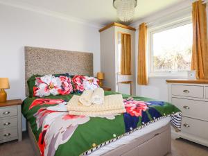 een slaapkamer met een bed met hoeden en handdoeken erop bij Hebask in Saint Day