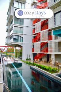 危地馬拉的住宿－Cozy Stays Cayala Apartments 3，建筑前的一座带游泳池的建筑