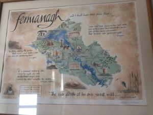 um mapa de fermanmark numa parede em Drumcoo Guest House em Enniskillen