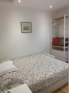 um quarto com uma cama grande e um closet em Beautiful one bedroom flat in the heart of Notting Hill Gate em Londres