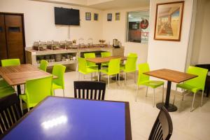 Un restaurant u otro lugar para comer en Hotel Granda Inn