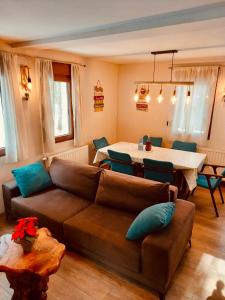 ein Wohnzimmer mit einem Sofa und einem Tisch in der Unterkunft Vikendica Rita in Risovac