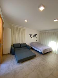 Una cama o camas en una habitación de Luxury Apartments