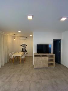 Una televisión o centro de entretenimiento en Luxury Apartments