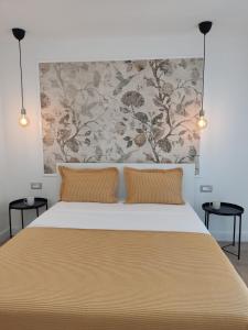 Mina Lux Jelsa في ييلسا: غرفة نوم مع سرير كبير مع وسادتين برتقاليتين