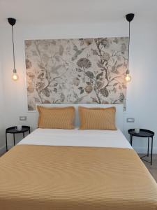 een slaapkamer met een groot bed met 2 oranje kussens bij Mina Lux Jelsa in Jelsa