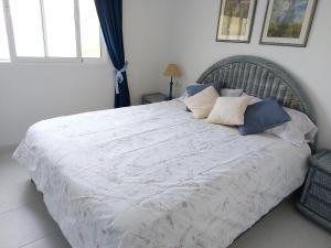 A bed or beds in a room at Estupendo apartamento en primera línea de playa y con vistas al mar