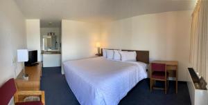 Un pat sau paturi într-o cameră la The Sturgis Motel