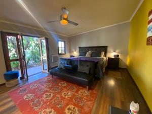 a bedroom with a bed and a couch in a room at Strip Center Suites by Casona Lo Aguirre in El Monte
