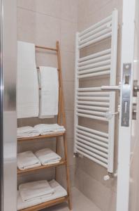 アルママールにあるCasa do Cruzeiro Quinta do Coutoのバスルーム(シャワー、タオル付)