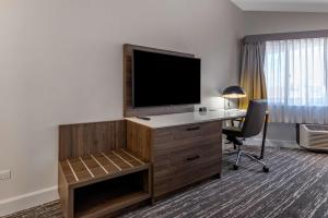 丹佛的住宿－木材酒店，酒店客房配有带电视和书桌的sidx sidx sidx sidx