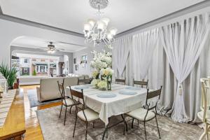 - une salle à manger avec une table et des chaises dans l'établissement Casa de Paz - Destination to American Dream Mall, NYC, Washington Heights, à North Bergen