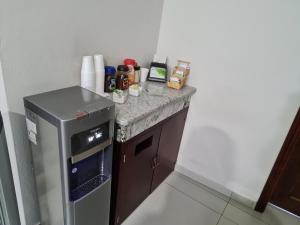 una pequeña cocina con encimera y nevera en HOTEL FINA INN, en La Barca