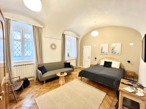 una camera con letto e divano di Filek House a Sibiu