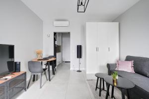 een woonkamer met een bank, stoelen en tafels bij Targowa 10 Luxury Studio in Warschau